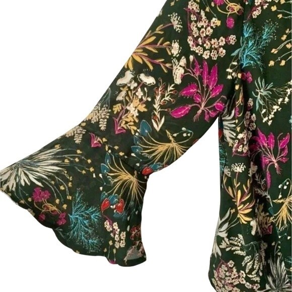 Monteau army green floral bell sleeve wrap top size medium NWT - Picture 4 of 7